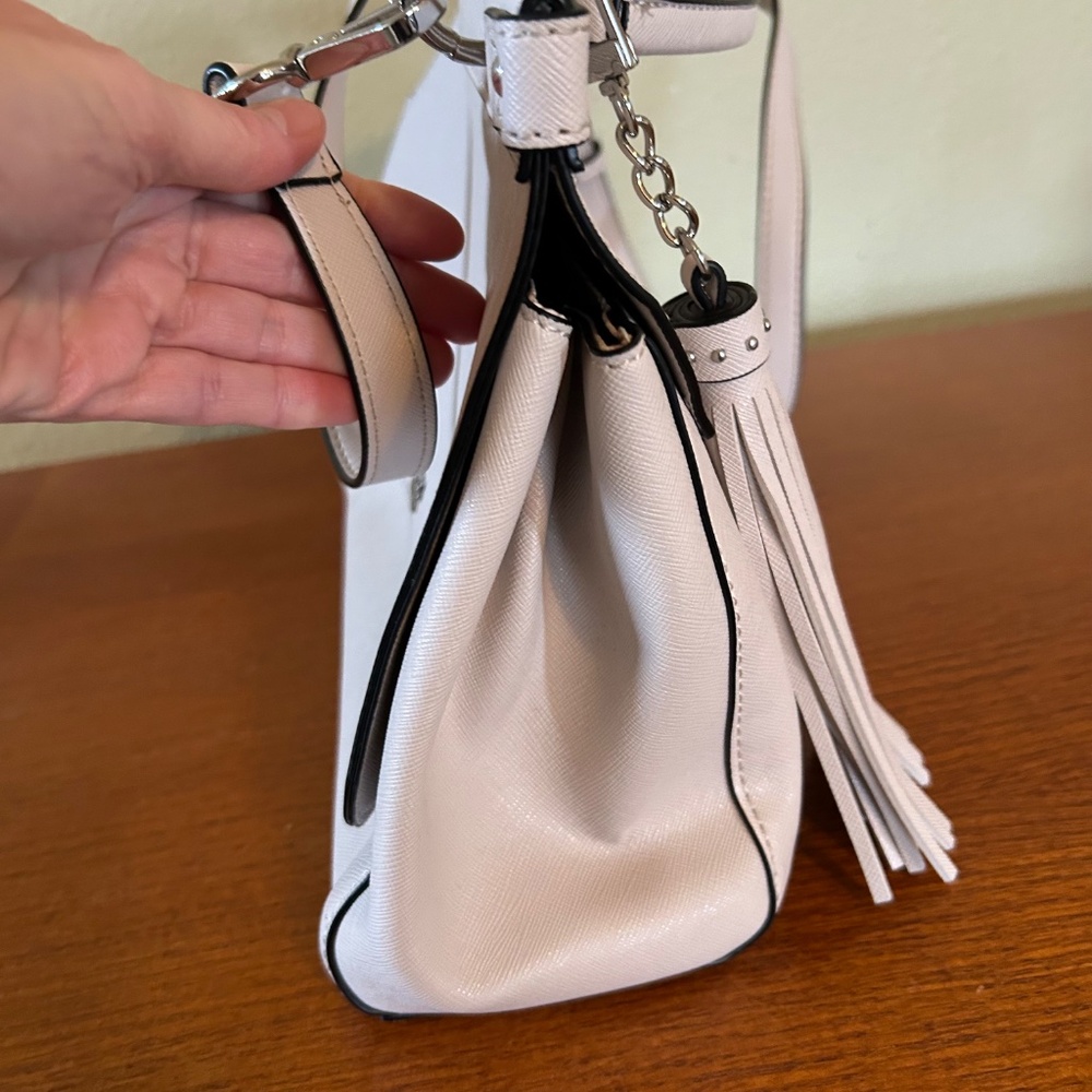 Guess‎ Cream Purse Shoulder strap and Hand Bag Silver Detail - Picture 3 of 11